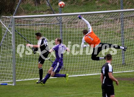 Fussball. 2. Klasse B. Bad Kleinkirchheim gegen Treffen. Felix Hannes Trattler, Michael Weber (Kleinkirchheim), Stefan Ortoff  (Treffen). Kleinkirchheim, 11.5.2019.
Foto: Kuess
---
pressefotos, pressefotografie, kuess, qs, qspictures, sport, bild, bilder, bilddatenbank