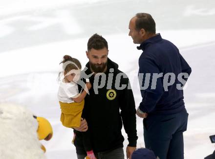 EBEL. Eishockey Bundesliga. EC VSV gegen HCB Suedtirol Alperia.  Nikki Petrik mit Tochter (VSV). Villach, am 15.9.2019.
Foto: Kuess
www.qspictures.net
---
pressefotos, pressefotografie, kuess, qs, qspictures, sport, bild, bilder, bilddatenbank