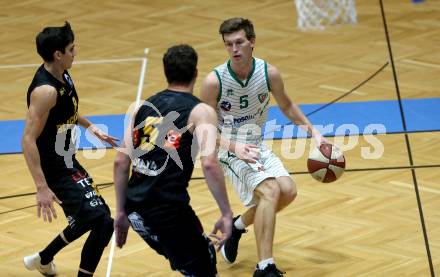 Basketball Zweite Liga 2019/2020. Grunddurchgang 9. Runde. KOS Celovec gegen  Guessing/Jennersdorf Blackbirds 	.  Andi Smrtnik,  (KOS Celovec),  Sebastian Koch,  (Blackbirds). Klagenfurt, am 9.11.2019.
Foto: Kuess
www.qspictures.net

---
pressefotos, pressefotografie, kuess, qs, qspictures, sport, bild, bilder, bilddatenbank