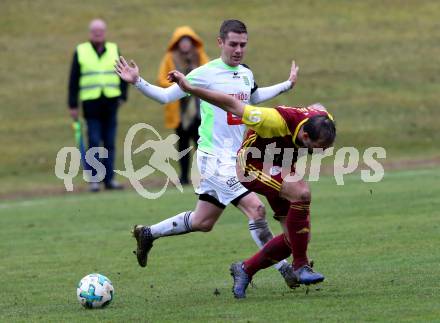 Fussball Unterliga West. Radenthein gegen Lienz.  Mario Steiner,  (Radenthein),  Johannes Peter Ganner (Lienz). Radenthein, am 2.11.2019.
Foto: Kuess
www.qspictures.net

---
pressefotos, pressefotografie, kuess, qs, qspictures, sport, bild, bilder, bilddatenbank