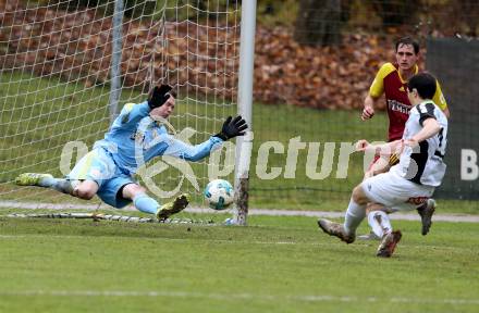 Fussball Unterliga West. Radenthein gegen Lienz.  Roman Trattler, Stefan Rauter (Radenthein), Christopher Korber  (Lienz). Radenthein, am 2.11.2019.
Foto: Kuess
www.qspictures.net

---
pressefotos, pressefotografie, kuess, qs, qspictures, sport, bild, bilder, bilddatenbank