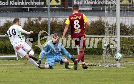 Fussball Unterliga West. Radenthein gegen Lienz. Roman Trattler, Mario Patrick Tarmann (Radenthein),  Dominik Mueller  (Lienz). Radenthein, am 2.11.2019.
Foto: Kuess
www.qspictures.net

---
pressefotos, pressefotografie, kuess, qs, qspictures, sport, bild, bilder, bilddatenbank