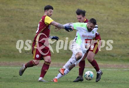 Fussball Unterliga West. Radenthein gegen Lienz. Admir Dzombic, Ante Cosic,   (Radenthein), Sven Lovric  (Lienz). Radenthein, am 2.11.2019.
Foto: Kuess
www.qspictures.net

---
pressefotos, pressefotografie, kuess, qs, qspictures, sport, bild, bilder, bilddatenbank