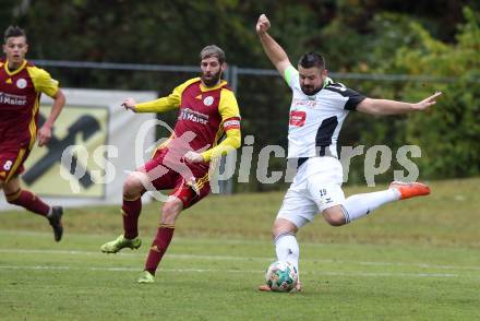 Fussball Unterliga West. Radenthein gegen Lienz. Manfred Duller, (Radenthein), Sven Lovric  (Lienz). Radenthein, am 2.11.2019.
Foto: Kuess
www.qspictures.net

---
pressefotos, pressefotografie, kuess, qs, qspictures, sport, bild, bilder, bilddatenbank