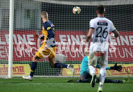 Fussball Bundesliga. RZ Pellets WAC gegen FC Red Bull Salzburg. Alexander Kofler, Michael Sollbauer,  (WAC), Erling Braut Haland  (Salzburg). Wolfsberg, am 10.11.2019.
Foto: Kuess
www.qspictures.net

---
pressefotos, pressefotografie, kuess, qs, qspictures, sport, bild, bilder, bilddatenbank