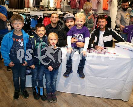 Fussball 2. Liga. Autogrammstunde SK Austria Klagenfurt. Okan Aydin, Sandro Zakany, Philipp Huetter. Intersport Klagenfurt, am 15.11.2019.
Foto: Kuess
---
pressefotos, pressefotografie, kuess, qs, qspictures, sport, bild, bilder, bilddatenbank