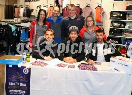 Fussball 2. Liga. Autogrammstunde SK Austria Klagenfurt. Okan Aydin, Sandro Zakany, Philipp Huetter, Trainer Robert Micheu. Intersport Klagenfurt, am 15.11.2019.
Foto: Kuess
---
pressefotos, pressefotografie, kuess, qs, qspictures, sport, bild, bilder, bilddatenbank