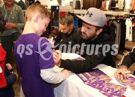 Fussball 2. Liga. Autogrammstunde SK Austria Klagenfurt.  Sandro Zakany. Intersport Klagenfurt, am 15.11.2019.
Foto: Kuess
---
pressefotos, pressefotografie, kuess, qs, qspictures, sport, bild, bilder, bilddatenbank