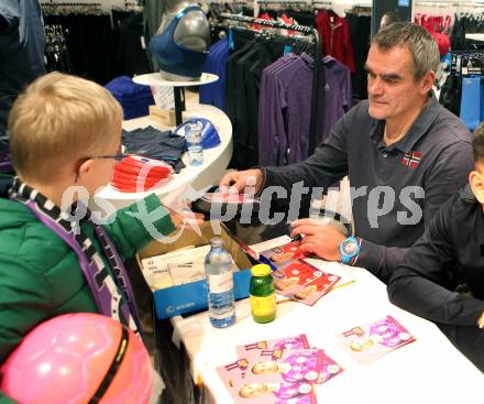 Fussball 2. Liga. Autogrammstunde SK Austria Klagenfurt.  Trainer Robert Micheu. Intersport Klagenfurt, am 15.11.2019.
Foto: Kuess
---
pressefotos, pressefotografie, kuess, qs, qspictures, sport, bild, bilder, bilddatenbank