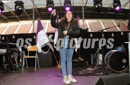 SK Austria Klagenfurt. Mitsing-Konzert. Kaernten singt Weihnachtslieder.  Vanessa Dollinger. Klagenfurt, am 1.12.2019.
Foto: Kuess
www.qspictures.net
---
pressefotos, pressefotografie, kuess, qs, qspictures, sport, bild, bilder, bilddatenbank