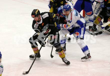 EBEL. Eishockey Bundesliga. EC VSV gegen spusu Vienna Capitals.  Miika Lahti, (VSV), Riley Holzapfel  (Vienna Capitals). Villach, am 8.12.2019.
Foto: Kuess
www.qspictures.net
---
pressefotos, pressefotografie, kuess, qs, qspictures, sport, bild, bilder, bilddatenbank