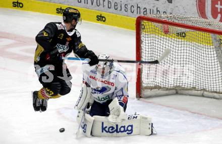 EBEL. Eishockey Bundesliga. EC VSV gegen spusu Vienna Capitals. Brandon Maxwell, (VSV), Fabio Artner  (Vienna Capitals). Villach, am 8.12.2019.
Foto: Kuess
www.qspictures.net
---
pressefotos, pressefotografie, kuess, qs, qspictures, sport, bild, bilder, bilddatenbank