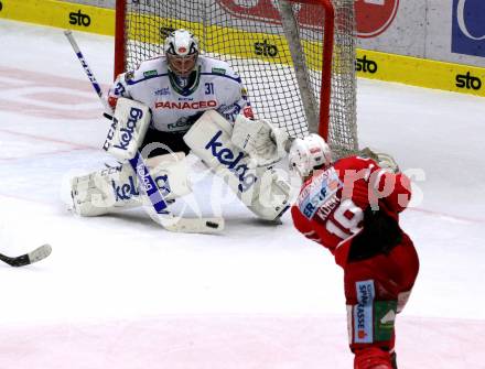 EBEL. Eishockey Bundesliga. VSV gegen KAC.  Brandon Maxwell,  (VSV),  Thomas Koch (KAC). Villach, am 30.12.2019.
Foto: Kuess
www.qspictures.net
---
pressefotos, pressefotografie, kuess, qs, qspictures, sport, bild, bilder, bilddatenbank