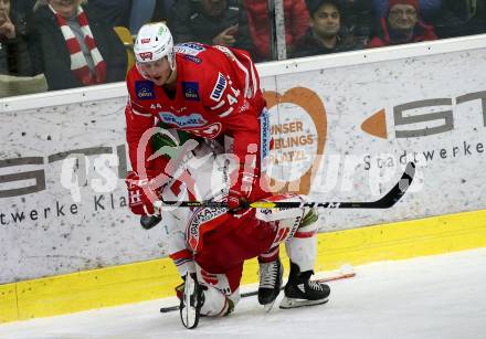 EBEL. Eishockey Bundesliga. KAC gegen	HCB Suedtirol Alperia. Adam Comrie, (KAC), Daniel Catenacci  (Bozen). Klagenfurt, am 7.1.2020.
Foto: Kuess
www.qspictures.net

---
pressefotos, pressefotografie, kuess, qs, qspictures, sport, bild, bilder, bilddatenbank