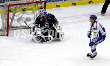 EBEL. Eishockey Bundesliga. VSV gegen Hydro Fehervar AV 19.  Anton Karlsson,  (VSV), Michael Ouzas (Fehervar). Villach, am 10.1.2020.
Foto: Kuess
www.qspictures.net
---
pressefotos, pressefotografie, kuess, qs, qspictures, sport, bild, bilder, bilddatenbank