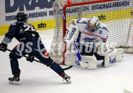 EBEL. Eishockey Bundesliga. VSV gegen Hydro Fehervar AV 19.  Brandon Maxwell,  (VSV), Donat Szita (Fehervar). Villach, am 10.1.2020.
Foto: Kuess
www.qspictures.net
---
pressefotos, pressefotografie, kuess, qs, qspictures, sport, bild, bilder, bilddatenbank