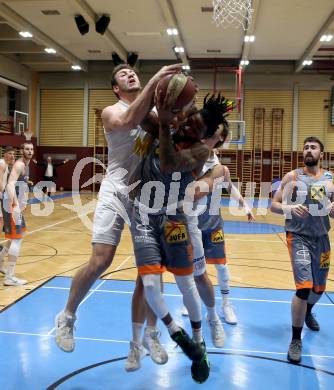 Basketball Zweite Liga 2019/2020. Grunddurchgang 18. Runde. Woerthersee Piraten gegen Fuerstenfeld Panthers. Maximilian Kunovjanek,  (Piraten),  Taurus Ramon Cockfield Jr (Fuerstenfeld). Klagenfurt, am 18.1.2020.
Foto: Kuess
www.qspictures.net

---
pressefotos, pressefotografie, kuess, qs, qspictures, sport, bild, bilder, bilddatenbank