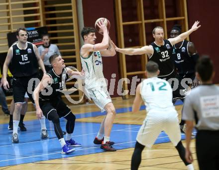 Basketball Zweite Liga 2019/2020. Grunddurchgang 19. Runde. KOS Celovec gegen  Raiders Tirol. Rijad Dzigal (KOS Celovec), Roman Skvasik, Andreas Scheicher (Tirol). Klagenfurt, am 25.1.2020.
Foto: Kuess
www.qspictures.net

---
pressefotos, pressefotografie, kuess, qs, qspictures, sport, bild, bilder, bilddatenbank