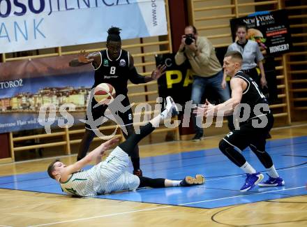 Basketball Zweite Liga 2019/2020. Grunddurchgang 19. Runde. KOS Celovec gegen  Raiders Tirol.  Lovro Fizuleto (KOS Celovec), Mansata Cisse, Roman Skvasik (Tirol). Klagenfurt, am 25.1.2020.
Foto: Kuess
www.qspictures.net

---
pressefotos, pressefotografie, kuess, qs, qspictures, sport, bild, bilder, bilddatenbank