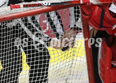 EBEL. Eishockey Bundesliga. KAC gegen	EC Red Bull Salzburg.  Puck steckt fest. Klagenfurt, am 18.2.2020.
Foto: Kuess
www.qspictures.net

---
pressefotos, pressefotografie, kuess, qs, qspictures, sport, bild, bilder, bilddatenbank