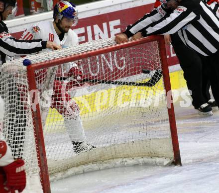 EBEL. Eishockey Bundesliga. KAC gegen	EC Red Bull Salzburg. Puck steckt fest Herburger Raphael  (Salzburg). Klagenfurt, am 18.2.2020.
Foto: Kuess
www.qspictures.net

---
pressefotos, pressefotografie, kuess, qs, qspictures, sport, bild, bilder, bilddatenbank