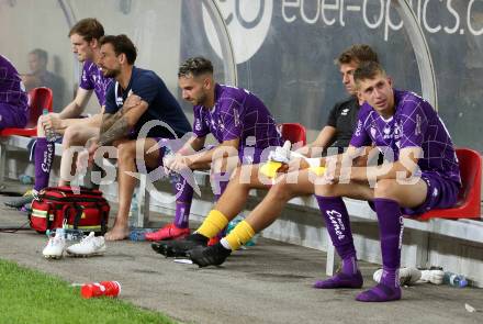 Fussball. 2. Liga. SK Austria Klagenfurt gegen Wacker Innsbruck.  Scott Fitzgerald Kennedy, Philipp Huetter, da Ersatztomon, Ivan Saravanja (Klagenfurt). Klagenfurt, am 31.7.2020.
Foto: Kuess
www.qspictures.net
---
pressefotos, pressefotografie, kuess, qs, qspictures, sport, bild, bilder, bilddatenbank