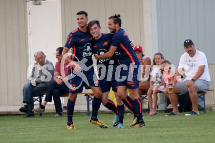 Fussball Kaerntner Liga. Kraig gegen Treibach. Totjubel  Benjamin Lamzari, Martin Franz Alexander Lamzari, Georg Pirker (Kraig). Kraig, am 7.8.2020.
Foto: Kuess
---
pressefotos, pressefotografie, kuess, qs, qspictures, sport, bild, bilder, bilddatenbank