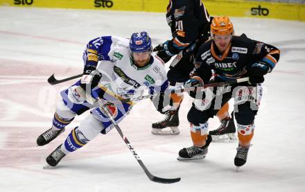 EBEL. Eishockey Bundesliga. VSV gegen Black Wings LINZ 1992.  Michael Raffl,  (VSV), Alexander Lahoda (Linz). Villach, am 6.12.2020.
Foto: Kuess
www.qspictures.net
---
pressefotos, pressefotografie, kuess, qs, qspictures, sport, bild, bilder, bilddatenbank