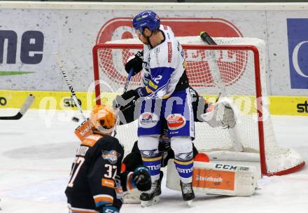 EBEL. Eishockey Bundesliga. VSV gegen Black Wings LINZ 1992. Michael Raffl,  (VSV), David Kickert  (Linz). Villach, am 6.12.2020.
Foto: Kuess
www.qspictures.net
---
pressefotos, pressefotografie, kuess, qs, qspictures, sport, bild, bilder, bilddatenbank