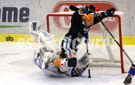 EBEL. Eishockey Bundesliga. VSV gegen Black Wings LINZ 1992.  Kristers Gudlevskis,  (VSV), Andrew Jacob Kozek  (Linz). Villach, am 6.12.2020.
Foto: Kuess
www.qspictures.net
---
pressefotos, pressefotografie, kuess, qs, qspictures, sport, bild, bilder, bilddatenbank