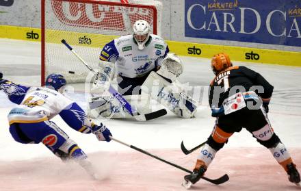 EBEL. Eishockey Bundesliga. VSV gegen Black Wings LINZ 1992.  Jamie Fraser, Ktristers Gudlevskis,  (VSV), Brian Lebler (Linz). Villach, am 6.12.2020.
Foto: Kuess
www.qspictures.net
---
pressefotos, pressefotografie, kuess, qs, qspictures, sport, bild, bilder, bilddatenbank