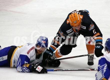 EBEL. Eishockey Bundesliga. VSV gegen Black Wings LINZ 1992.  Michael Raffl,  (VSV), Alexander Lahoda (Linz). Villach, am 6.12.2020.
Foto: Kuess
www.qspictures.net
---
pressefotos, pressefotografie, kuess, qs, qspictures, sport, bild, bilder, bilddatenbank