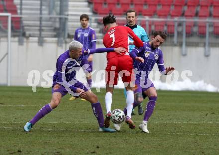 Fussball 2. Liga. SK Austria Klagenfurt gegen  FC Liefering. Philipp Huetter, Fabio Markelic (Klagenfurt),  Amar Dedic (Liefering). Klagenfurt, am 13.12.2020.
Foto: Kuess
www.qspictures.net
---
pressefotos, pressefotografie, kuess, qs, qspictures, sport, bild, bilder, bilddatenbank