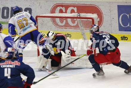 EBEL. Eishockey Bundesliga. VSV gegen EC Red Bull Salzburg.  Jordan Caron,  (VSV), Jean Philippe Lamoureux, Peter Hochkofler (Salzburg). Villach, am 18.12.2020.
Foto: Kuess
www.qspictures.net
---
pressefotos, pressefotografie, kuess, qs, qspictures, sport, bild, bilder, bilddatenbank