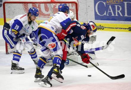 EBEL. Eishockey Bundesliga. VSV gegen EC Red Bull Salzburg. Stefan Bacher, Julian Kornelli,   (VSV), Taylor Chorney (Salzburg). Villach, am 18.12.2020.
Foto: Kuess
www.qspictures.net
---
pressefotos, pressefotografie, kuess, qs, qspictures, sport, bild, bilder, bilddatenbank