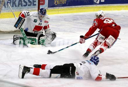 EBEL. Eishockey Bundesliga. KAC gegen	HC TIWAG Innsbruck. Matthew Fraser,  (KAC), Thomas Edward McCollum (Innsbruck). Klagenfurt, am 20.12.2020.
Foto: Kuess
www.qspictures.net

---
pressefotos, pressefotografie, kuess, qs, qspictures, sport, bild, bilder, bilddatenbank