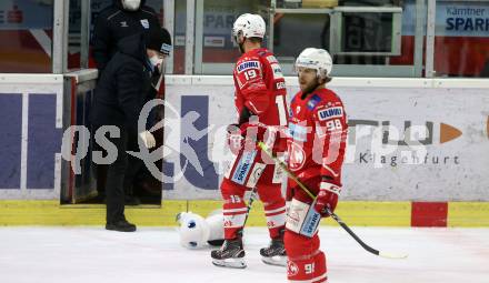 EBEL. Eishockey Bundesliga. KAC gegen	spusu Vienna Capitals.  Teddybeartoss Stefan Geier, Daniel Obersteiner (KAC). Klagenfurt, am 22.12.2020.
Foto: Kuess
www.qspictures.net

---
pressefotos, pressefotografie, kuess, qs, qspictures, sport, bild, bilder, bilddatenbank