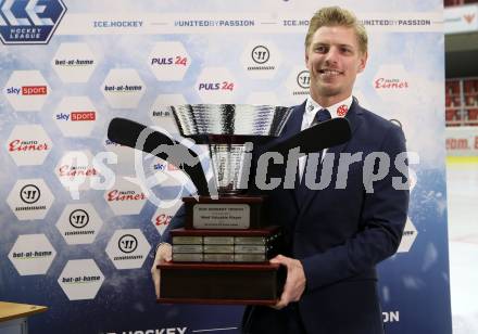 Eishockey Bundesliga. Uebergabe der Ron Kennedy Trophy fuer den MosT Valuable Player. Sebastian Dahm. Klagenfurt, am 12.3.2021.
Foto: Kuess
---
pressefotos, pressefotografie, kuess, qs, qspictures, sport, bild, bilder, bilddatenbank