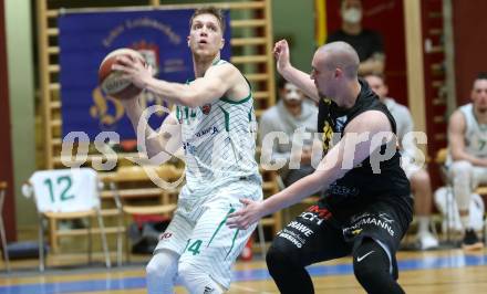 Basketball Zweite Liga 2020/2021. Grunddurchgang 22. Runde. KOS Celovec gegen  Guessing/Jennersdorf Blackbirds. Lovro Fizuleto,  (KOS Celovec),  Noah Hajszan (Blackbirds). Klagenfurt, am 13.3.2021.
Foto: Kuess
www.qspictures.net

---
pressefotos, pressefotografie, kuess, qs, qspictures, sport, bild, bilder, bilddatenbank