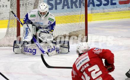 EBEL. Eishockey Bundesliga. KAC gegen	VSV. Rok Ticar, (KAC), Alexander Schmidt   (VSV). Klagenfurt, am 16.3.2021.
Foto: Kuess
www.qspictures.net

---
pressefotos, pressefotografie, kuess, qs, qspictures, sport, bild, bilder, bilddatenbank