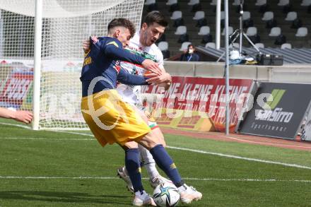 Fussball. Bundesliga. RZ Pellets WAC gegen FC Red Bull Salzburg. Luka Lochoshvili,  (WAC), Mergim Berisha (Salzburg). Wolfsberg, am 25.4.2021.
Foto: Kuess
www.qspictures.net

---
pressefotos, pressefotografie, kuess, qs, qspictures, sport, bild, bilder, bilddatenbank