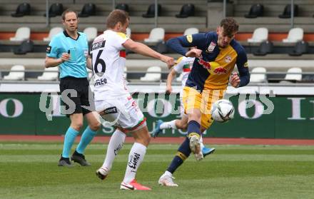 Fussball. Bundesliga. RZ Pellets WAC gegen FC Red Bull Salzburg. Mario Leitgeb,  (WAC), Mergim Berisha,  (Salzburg). Wolfsberg, am 25.4.2021.
Foto: Kuess
www.qspictures.net

---
pressefotos, pressefotografie, kuess, qs, qspictures, sport, bild, bilder, bilddatenbank