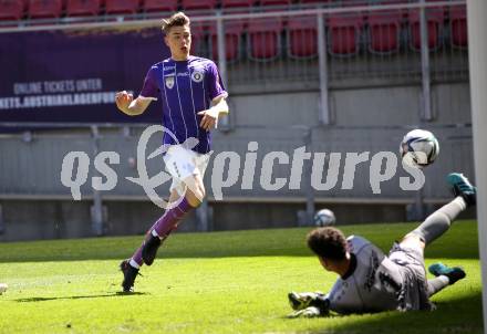 Fussball 2. Liga. SK Austria Klagenfurt gegen FC Juniors OOE. Tim Maciejewski, (Klagenfurt), Tobias Okiki Lawal  (Juniors). Klagenfurt, am 9.5.2021.
Foto: Kuess
www.qspictures.net
---
pressefotos, pressefotografie, kuess, qs, qspictures, sport, bild, bilder, bilddatenbank