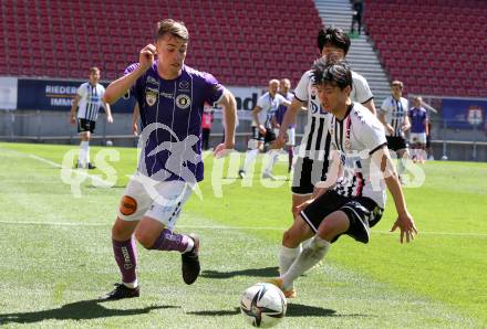 Fussball 2. Liga. SK Austria Klagenfurt gegen FC Juniors OOE. Tim Maciejewski,  (Klagenfurt), Inpyo Oh (Juniors). Klagenfurt, am 9.5.2021.
Foto: Kuess
www.qspictures.net
---
pressefotos, pressefotografie, kuess, qs, qspictures, sport, bild, bilder, bilddatenbank