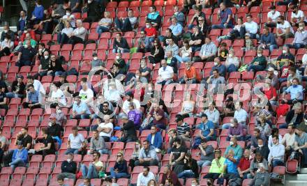 Fussball. Bundesliga Relegation. SK Austria Klagenfurt gegen St. Poelten.   Fans (Klagenfurt). Klagenfurt, am 26.5.2021.
Foto: Kuess
www.qspictures.net
---
pressefotos, pressefotografie, kuess, qs, qspictures, sport, bild, bilder, bilddatenbank