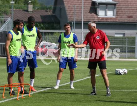 Fussball. Bundesliga. Training. SK Austria Klagenfurt .   Kosmas Gkezos, Kwabe Schulz, Fabio Markelic,Trainer Peter Pacult . Klagenfurt, am 21.6.2021.
Foto: Kuess
www.qspictures.net
---
pressefotos, pressefotografie, kuess, qs, qspictures, sport, bild, bilder, bilddatenbank