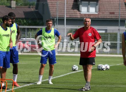 Fussball. Bundesliga. Training. SK Austria Klagenfurt .  Trainer Peter Pacult . Klagenfurt, am 21.6.2021.
Foto: Kuess
www.qspictures.net
---
pressefotos, pressefotografie, kuess, qs, qspictures, sport, bild, bilder, bilddatenbank