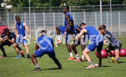 Fussball. Bundesliga. Training. SK Austria Klagenfurt . Phillip Menzel, Tim Maciejewski, Kwabe Schulz, McMoordy King Huether  . Klagenfurt, am 23.6.2021.
Foto: Kuess
www.qspictures.net
---
pressefotos, pressefotografie, kuess, qs, qspictures, sport, bild, bilder, bilddatenbank