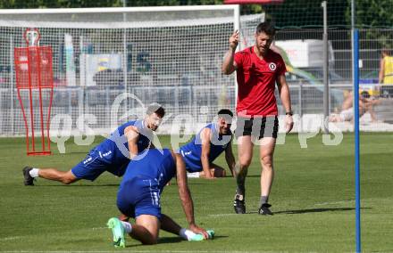 Fussball. Bundesliga. Training. SK Austria Klagenfurt . Athletiktrainer  Manuel Trattnig, Thorsten Mahrer, Darijo Pecirep . Klagenfurt, am 23.6.2021.
Foto: Kuess
www.qspictures.net
---
pressefotos, pressefotografie, kuess, qs, qspictures, sport, bild, bilder, bilddatenbank