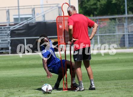 Fussball. Bundesliga. Training. SK Austria Klagenfurt . Gloire Amanda, Trainer Peter Pacult . Klagenfurt, am 23.6.2021.
Foto: Kuess
www.qspictures.net
---
pressefotos, pressefotografie, kuess, qs, qspictures, sport, bild, bilder, bilddatenbank